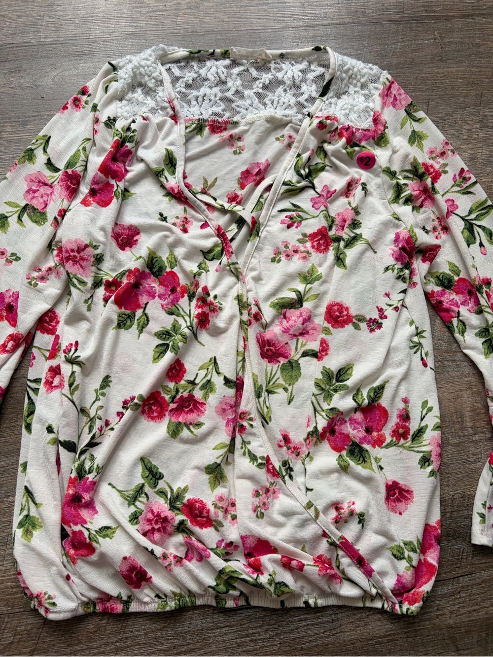 🌸 $10 SALE 🌸 Floral Lace-Back Bell Sleeve Top - Picture 3 of 4